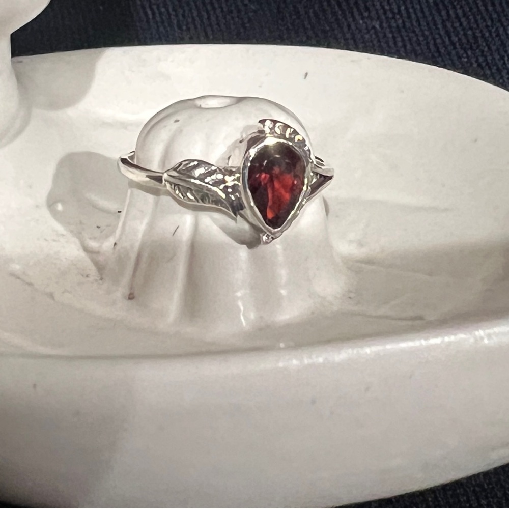 Garnet stone Sterling silver ring size 6.5.
Genuine garnet stone